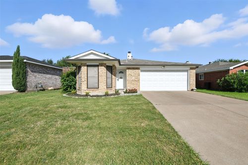 1016 Union Dr, Saginaw, TX, 76131-4815 | Card Image