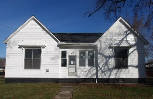 305 W Main St, OAKLAND, IL, 61943-7109 | Card Image