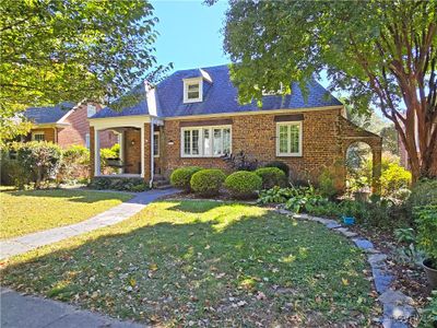 View of front facade featuring a front yard | Image 1