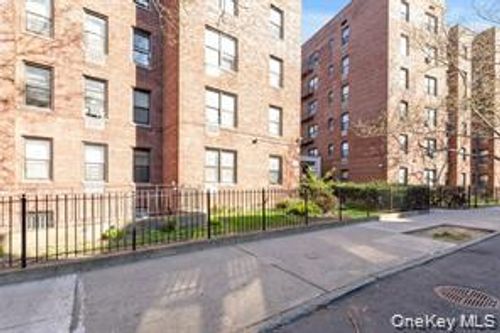 207-141-05 Pershing Crescent, New York, NY, 11435 | Card Image