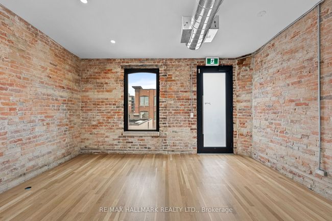 300 - 974 Queen St E, Home with 0 bedrooms, 1 bathrooms and null parking in Toronto ON | Image 6