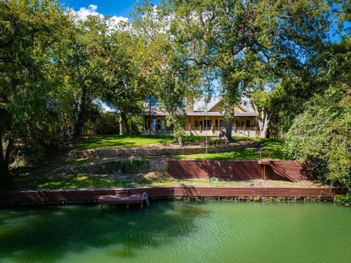 302 Guadalupe River Dr, Seguin, TX, 78155-7018 | Card Image