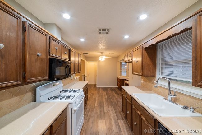9511 S 190 Th East Ave, House other with 3 bedrooms, 2 bathrooms and null parking in Broken Arrow OK | Image 4