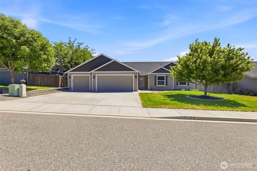 2670 Hickory Ave, West Richland, WA, 99353-7316 | Card Image