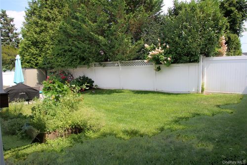1944 Lowell Ln, Merrick, NY, 11566-5212 | Card Image