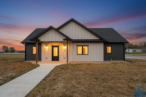 317 Zitkala-Sa Trl, Vermillion, SD, 57069-7080 | Card Image