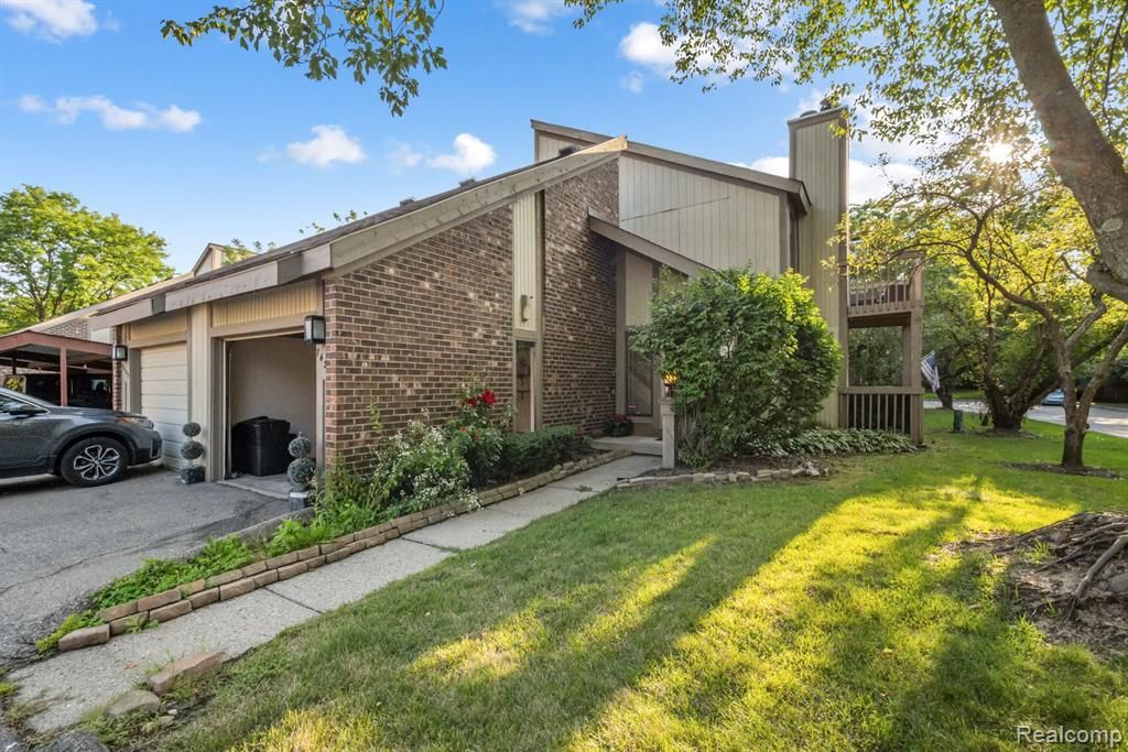 Radcliff Ct, West Bloomfield, MI 48322
