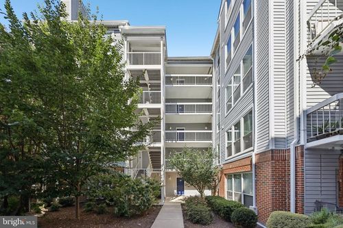 4-e3-3176 Summit Square Dr, OAKTON, VA, 22124-2877 | Card Image