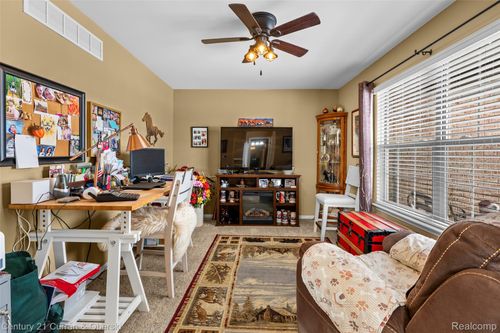 78-36152 Fairway Dr, Livonia, MI, 48152-4126 | Card Image