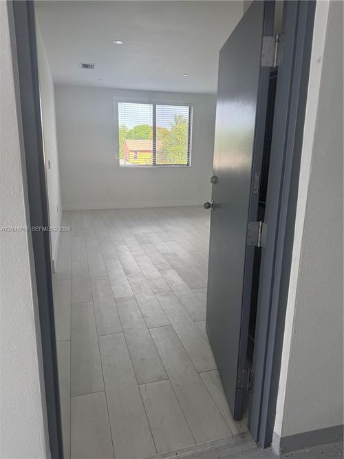 403-1091 E 17th St, Hialeah, FL, 33010-3363 | Card Image