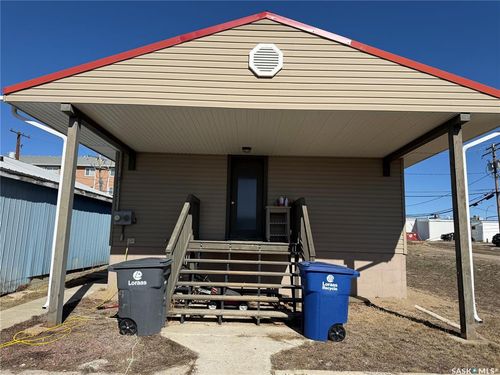 112 1st Ave W, Kindersley, SK, S0L1S0 | Card Image