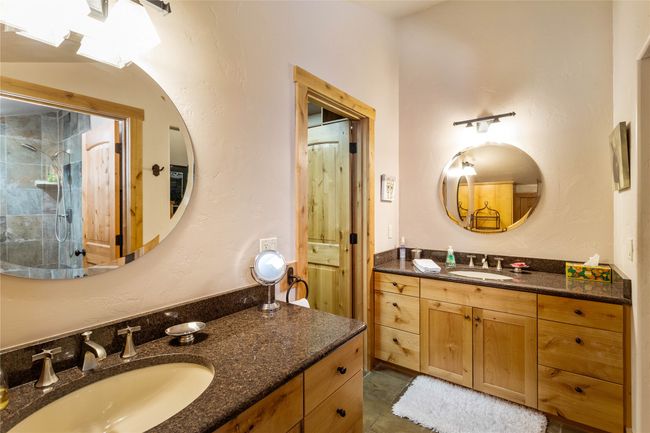 Ensuite bathroom with dual sinks | Image 27