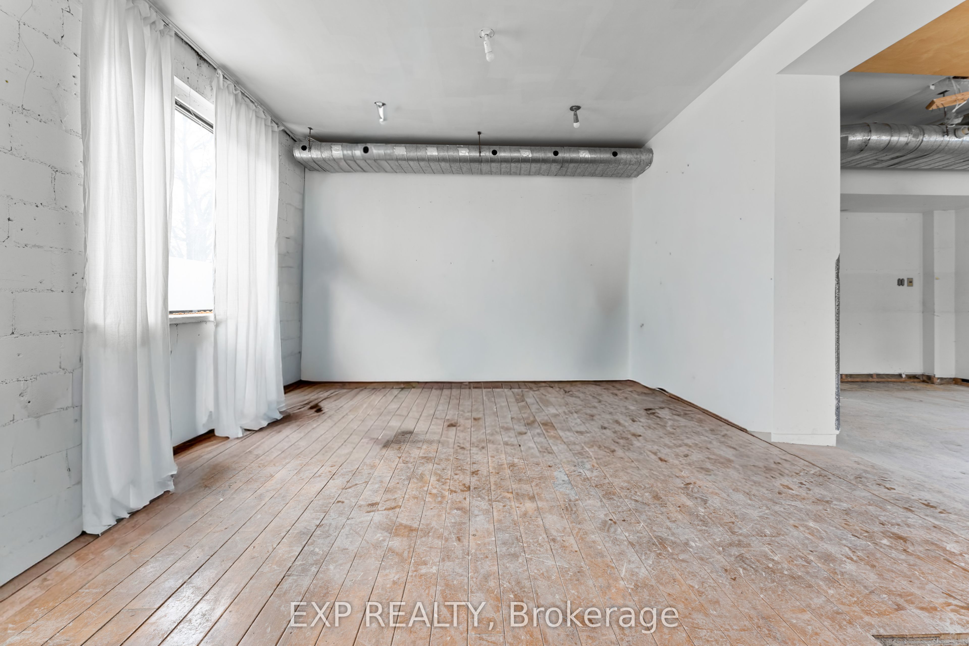 Commercial Lease in Toronto E01 5