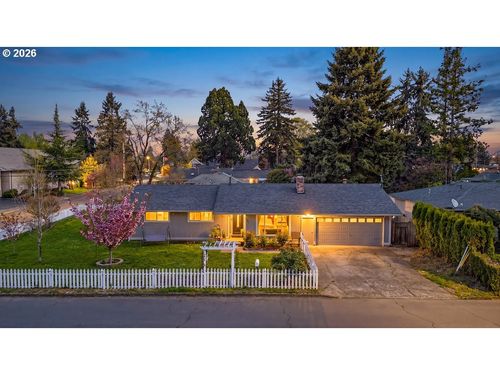 821 Johnson St, Woodburn, OR, 97071-4938 | Card Image