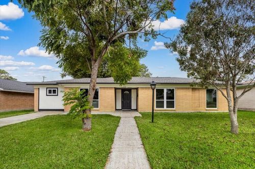 2006 17th Ave N, Texas City, TX, 77590-5348 | Card Image