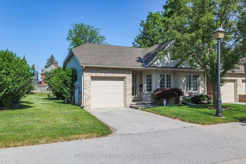 27-303 Central Ave, Grimsby, ON, L3M5L7 | Card Image