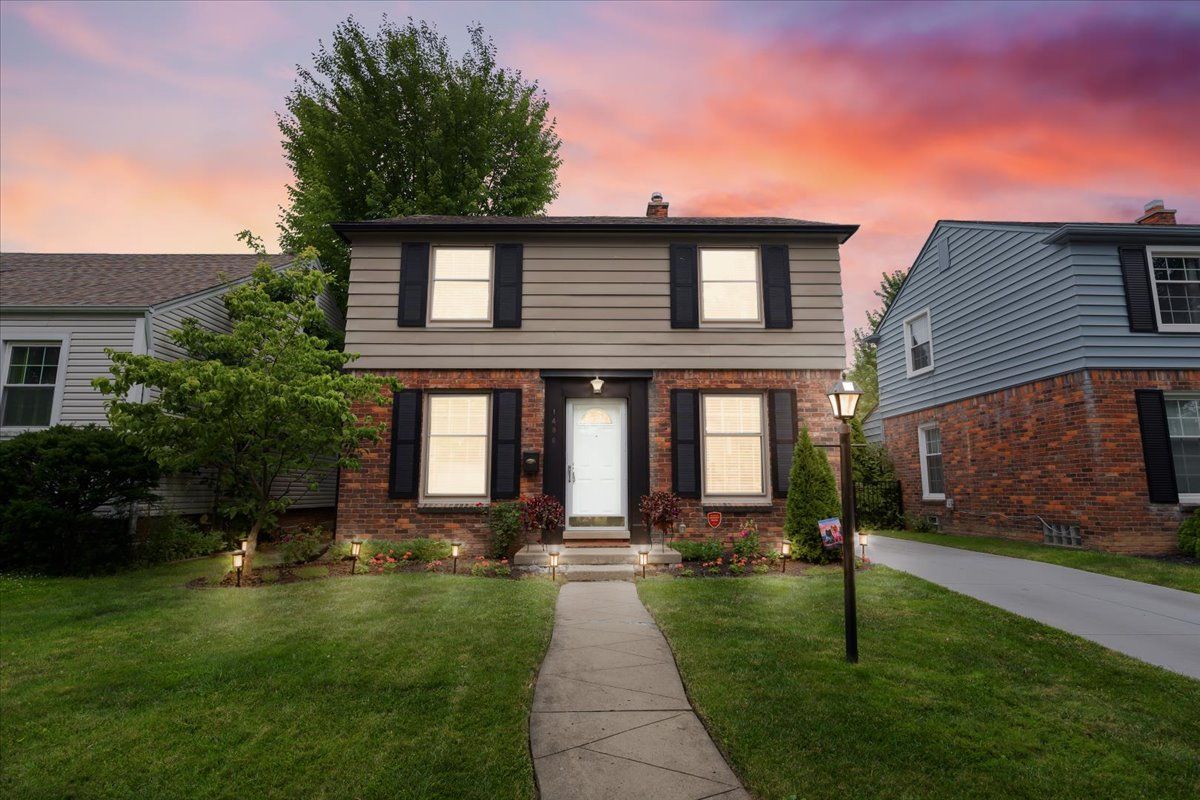 Brys Dr, Grosse Pointe Woods, MI 48236