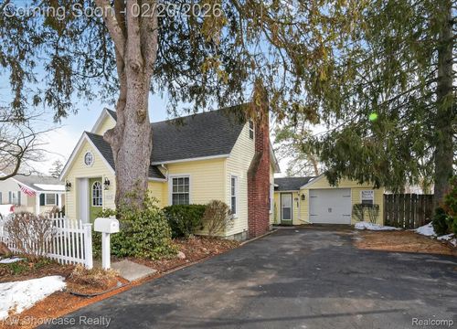 323 Franklin St, Milford, MI, 48381-2408 | Card Image