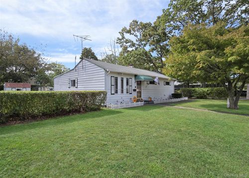14 E Oakdale St, Bay Shore, NY, 11706-2704 | Card Image