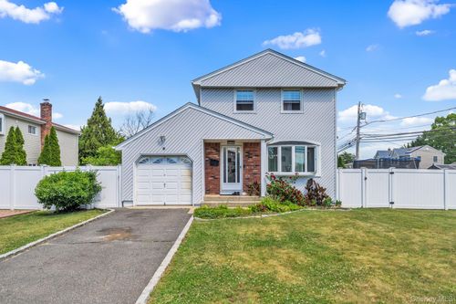 9 Nassau Ave, West Babylon, NY, 11704-2814 | Card Image