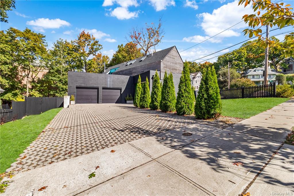 2 Woodland Place, For Sale in White Plains Zoocasa