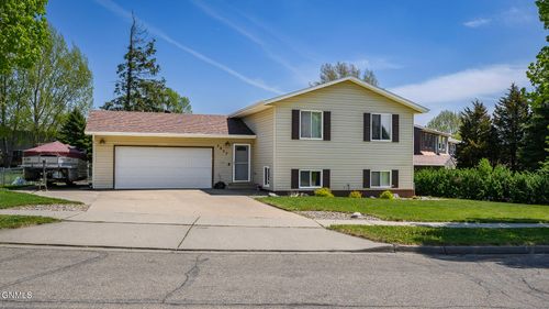 3827 Renee Dr, Bismarck, ND, 58503-0354 | Card Image
