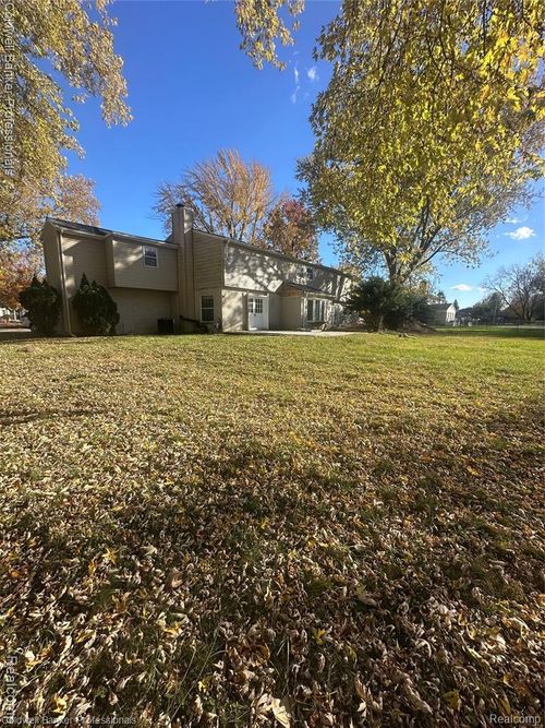 29585 Woodhaven Ln, Southfield, MI, 48076-5281 | Card Image