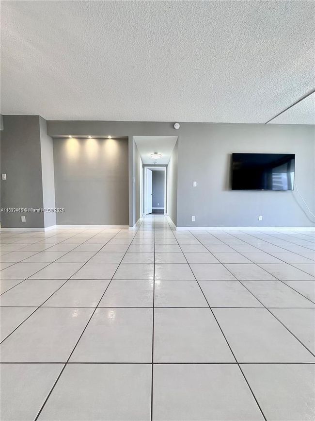 APT-1215 - 2500 Parkview Dr, Condo with 2 bedrooms, 2 bathrooms and null parking in Hallandale Beach FL | Image 15