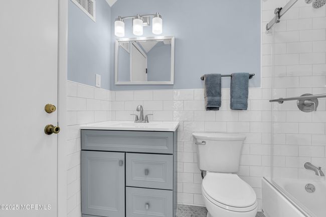 3rd floor Bath | Image 8