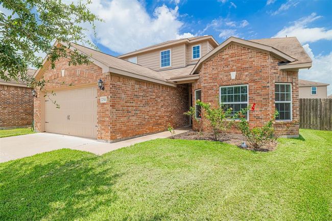 Another view of the front of the home. | Image 25