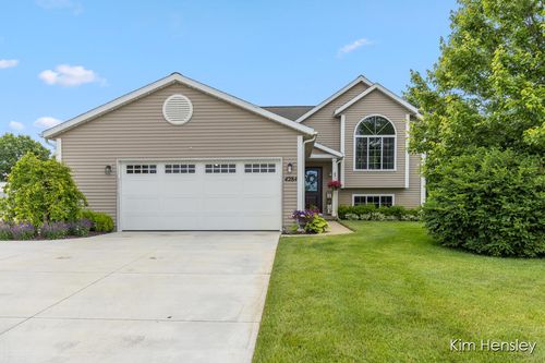 4284 Ives Farm Ln Ne, Cedar Springs, MI, 49319-7936 | Card Image
