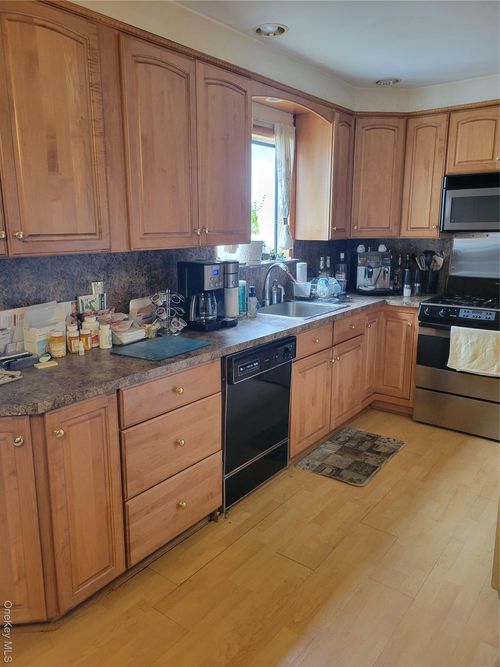 39 Barracuda Rd, East Quogue, NY, 11942-4915 | Card Image