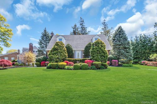 304 Old Courthouse Rd, New Hyde Park, NY, 11040-1131 | Card Image