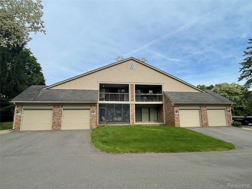 29664 Pine Ridge Cir, Farmington Hills, MI, 48331-1853 | Card Image