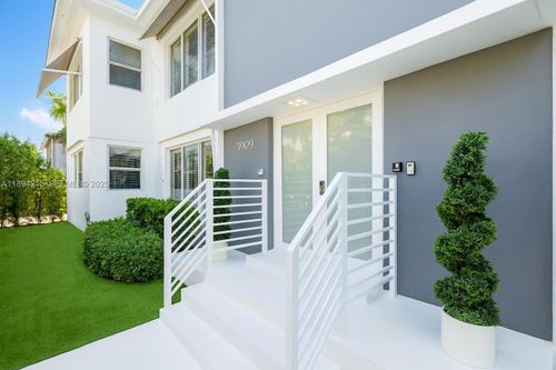 3909 Garden Ave, Miami Beach, FL, 33140-3837 | Card Image