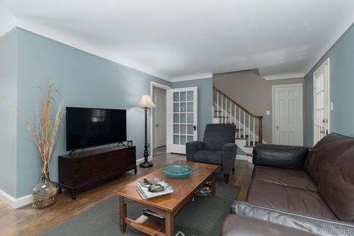 27714 California Dr Ne, Lathrup Village, MI, 48076-3577 | Card Image