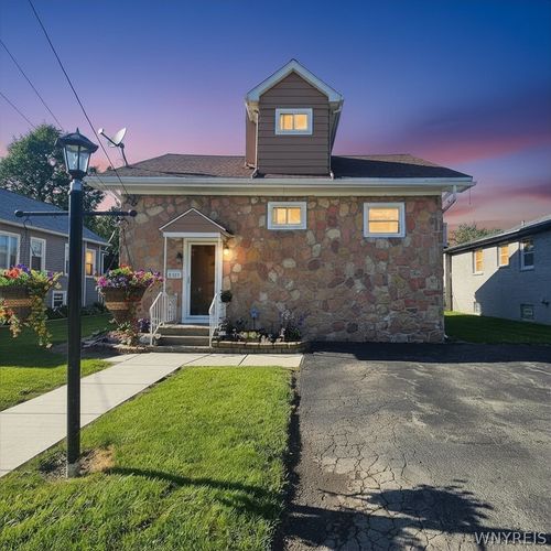8150 W Rivershore Dr, Niagara Falls, NY, 14304-4376 | Card Image
