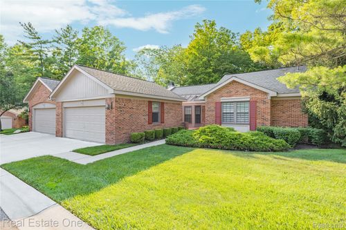 7332 Meadowridge Cir, West Bloomfield, MI, 48322-2915 | Card Image