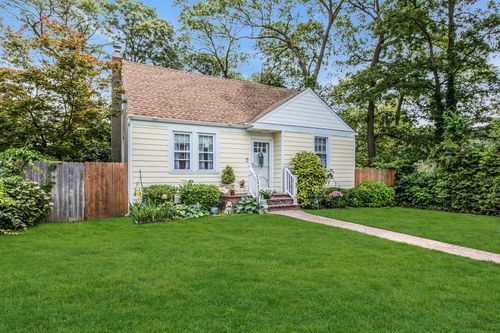 15 Robbins Ave, Islip, NY, 11751-2711 | Card Image