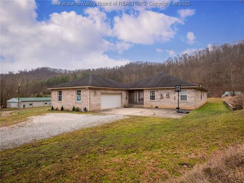 634 Hitch N Go Ln, Elkview, WV, 25071-6057 | Card Image