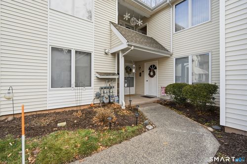 82-82 Millbrook Ct, Newington, CT, 06111-2073 | Card Image