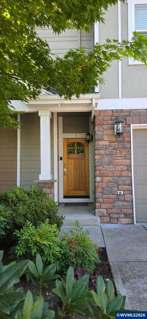 211 Silver St, Silverton, OR, 97381-1550 | Card Image