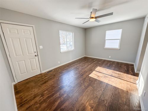 621 Lochhead Ave, Flint, MI, 48507-2747 | Card Image