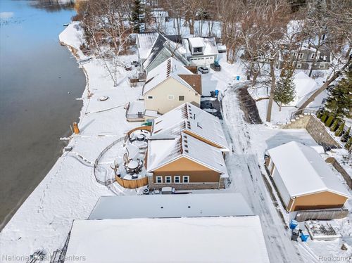 560 Black Oaks Trl, Howell, MI, 48843-6143 | Card Image