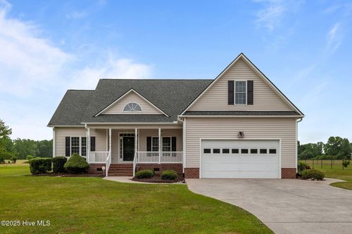 2560 Plumosa Dr, Grimesland, NC, 27837-9156 | Card Image