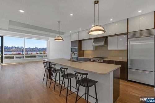 9 Somerset Ln, Edgewater, NJ, 07020-2401 | Card Image