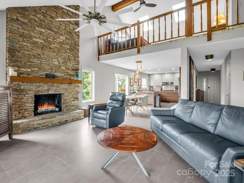 204 Fleetwood Plz, Hendersonville, NC, 28739-8302 | Card Image