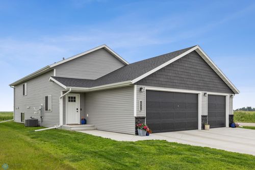 2992 74th Ave S, Fargo, ND, 58104-5536 | Card Image