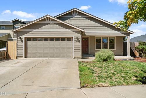 1466 Clearsprings Dr, Medford, OR, 97501-8190 | Card Image