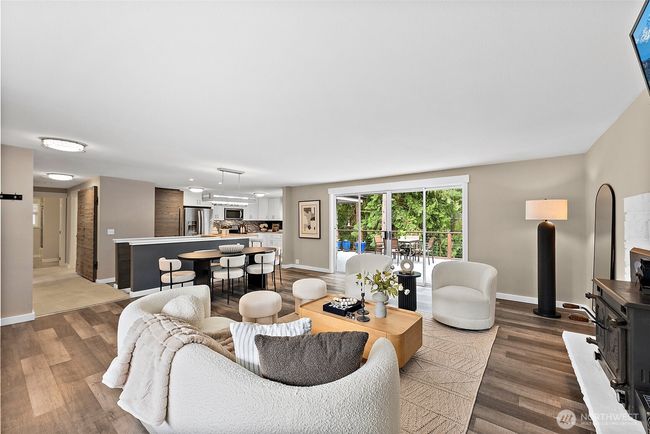 Open and bright living room | Image 6